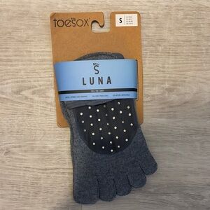 toesox Luna Men's Full-Toe Grip Socks - Dark Gray with Black Grip